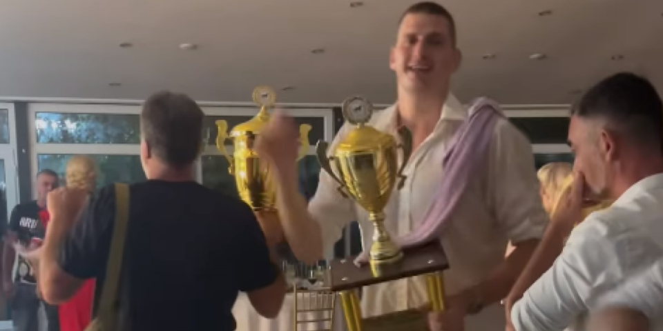 Pronašli smo Jokića, u transu grli trofej i igra uz hit Ere Ojdanića! (VIDEO)