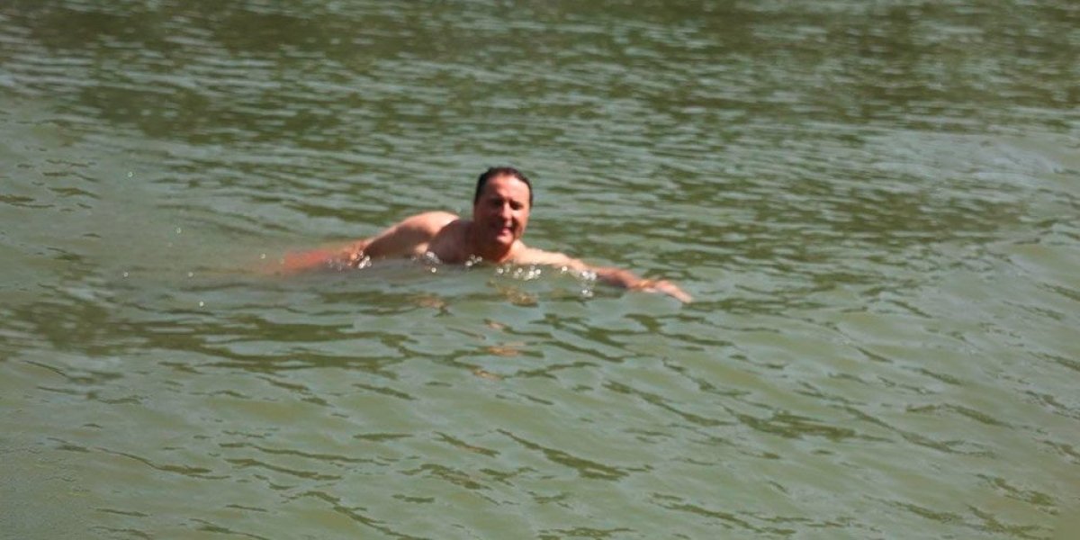 Memedović pliva okružen patkama! Voditelj posle otkaza na RTS uživa sa životinjama (FOTO)