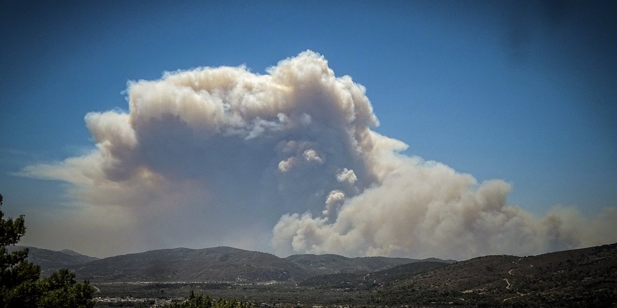 (FOTO/VIDEO) Rodos nestaje sa mape, čeka ga i osmi dan pakla! Olujni vetar rasplamsava vatru, gori pola Grčke!