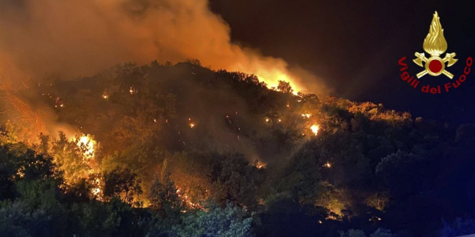 Gori Sicilija, Palermo u vatrenom obruču! Požari opkolili aerodrom, plamen stigao i do bolnice! (FOTO, VIDEO)
