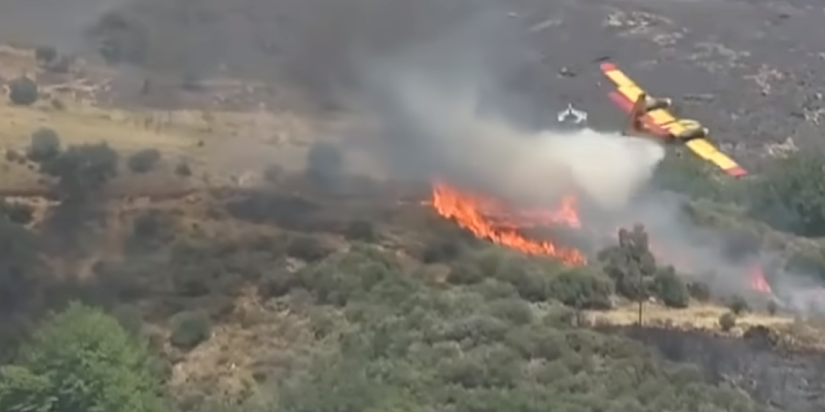 (VIDEO) Objavljen jeziv snimak pada kanadera u Grčkoj! Ispustio vodu, pa se srušio iza brda!