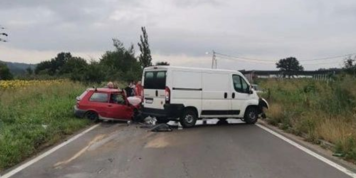 Stravičan sudar kod Topole! U smrskanim vozilima ima teško povređenih! (FOTO)