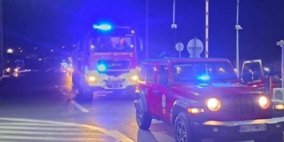 Zapalio se autobus u Mladenovcu! Vatrogasci munjevito reagovali