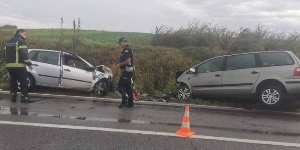 Jeziva saobraćajka kod Kljajićeva! Direktan sudar dva automobila, petoro povređenih (FOTO)