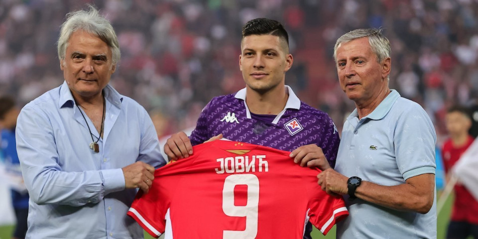 Jović dobio poklon od Zvezde: Novi dres sa "devetkom"