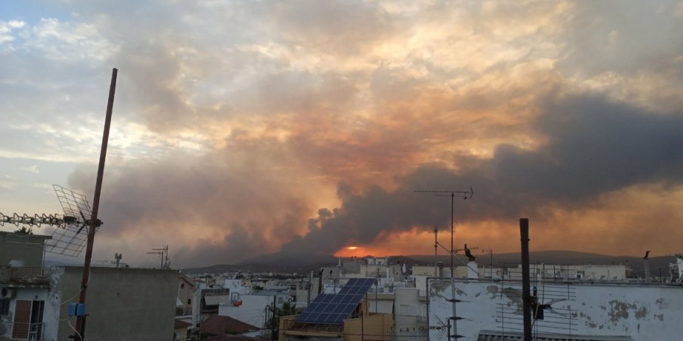 (FOTO) Pakao u Grčkoj! Besne požari u Volosu, gore i kuće!