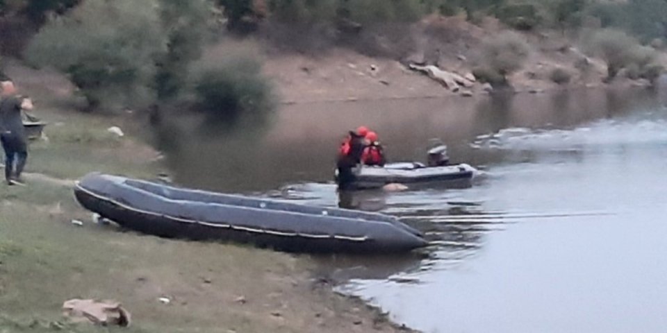 Ušao u Savu i nije isplivao: Policajci u čamcu traže nestalu osobu