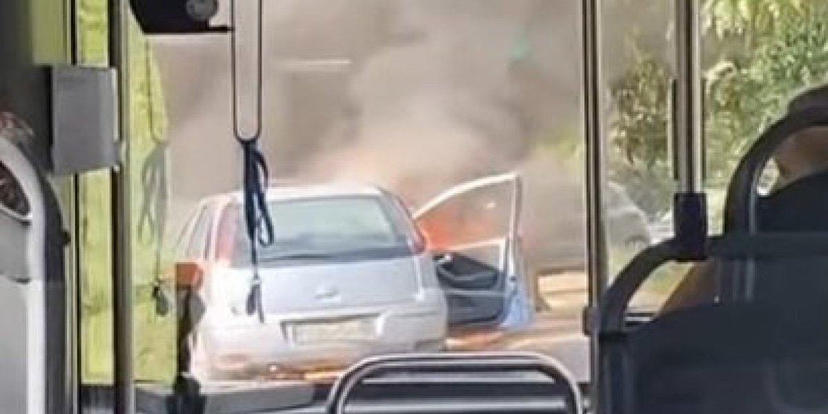 Zapalio se automobil na Banjici: Vatrogasci na terenu (VIDEO)