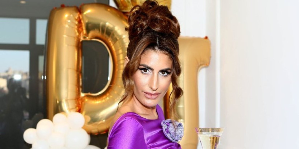 Didi Džej ispala dojka: Usred grada pevačica pokazala sve (FOTO)