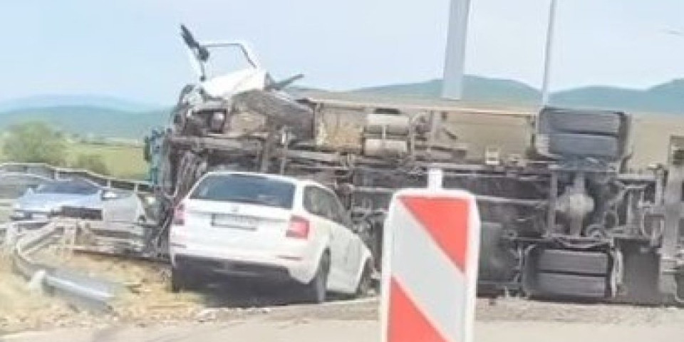 Karambol na autoputu kod Niša! Prevrnuo se kamion, automobil se u punoj brzini zakucao u njega (FOTO/VIDEO)