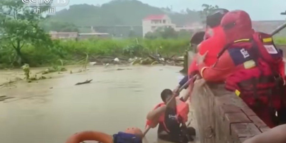 (VIDEO) Kiša ne prestaje, sever Kine potopljen, hiljade ljudi evakuisano iz Pekinga!