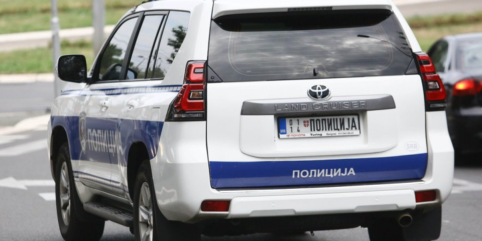 Automobil na krovu, scene iz horor filma: Teška saobraćajka u Beočinu (FOTO)