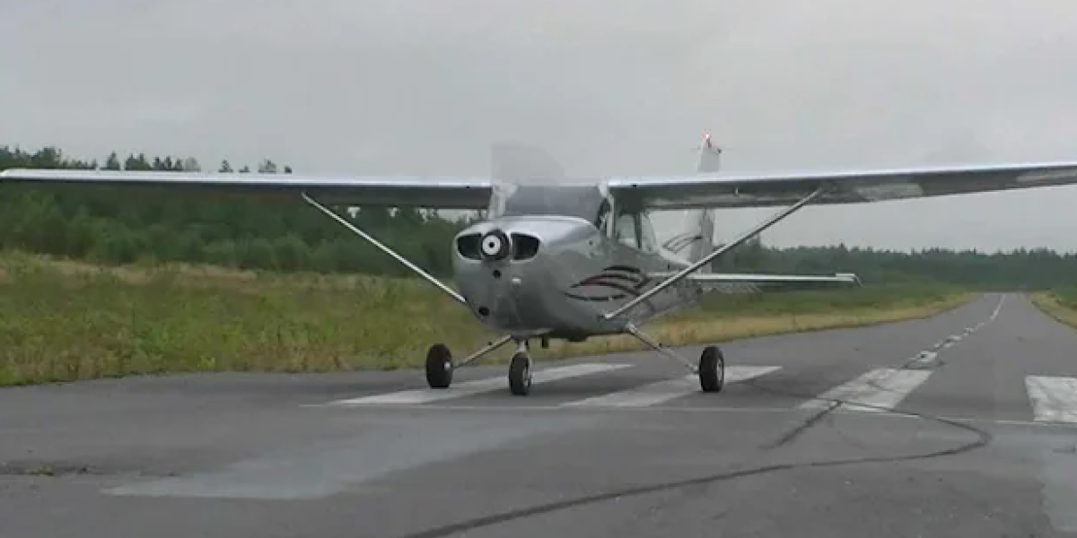 Avion pri sletanju izleteo sa piste i zakucao se u drvo! Nesreća na aerodromu "Sinj", ima povređenih