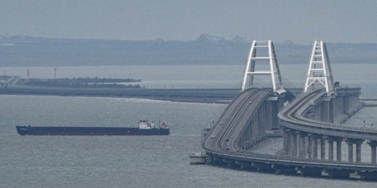 (FOTO) Rusi se spremaju za nešto veliko na Krimskom mostu! Vojska snimljena kako postavlja poseban "skelet"!