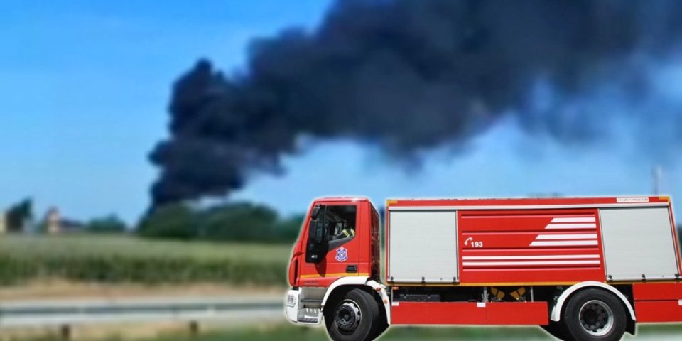 (VIDEO) Vatra bukti kod fabrike, crni gusti dim se širi pored auto-puta! Uzrok požara u Dobanovcima još nije poznat