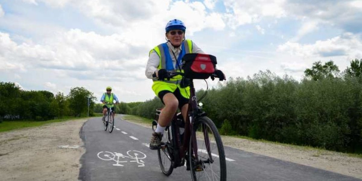 Ovo još niste videli: Biciklista juri moto-putem u kontra smeru (VIDEO)
