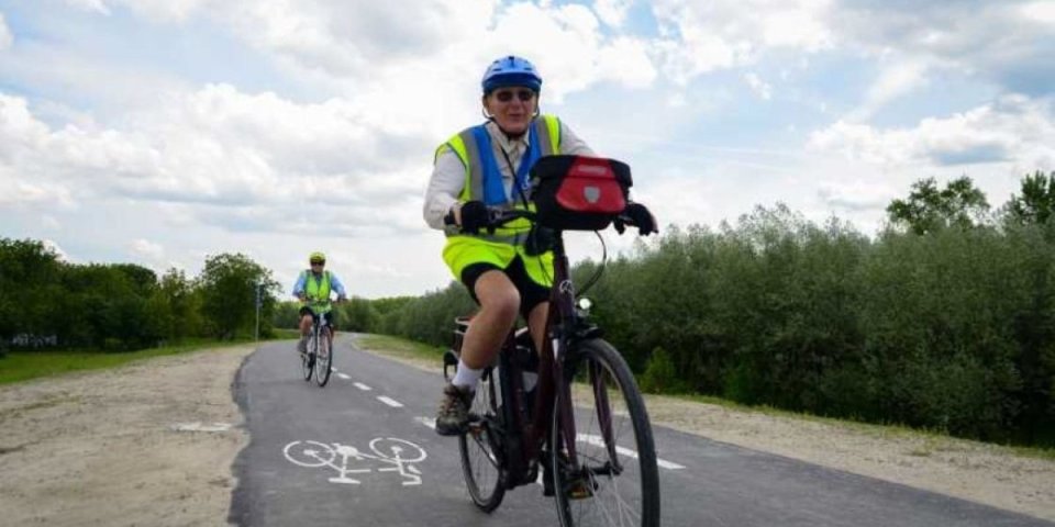 Ovo još niste videli: Biciklista juri moto-putem u kontra smeru (VIDEO)