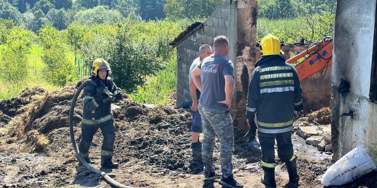 Domaćinu izgorela štala puna stoke! Teška nesreća sručila se na domaćinstvo Spasojevića (VIDEO/FOTO)