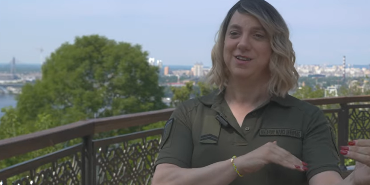 Sara je američki transvestit, u ukrajinskoj je vojsci i bori se protiv propagande Rusa! Kaže da za to ima razlog