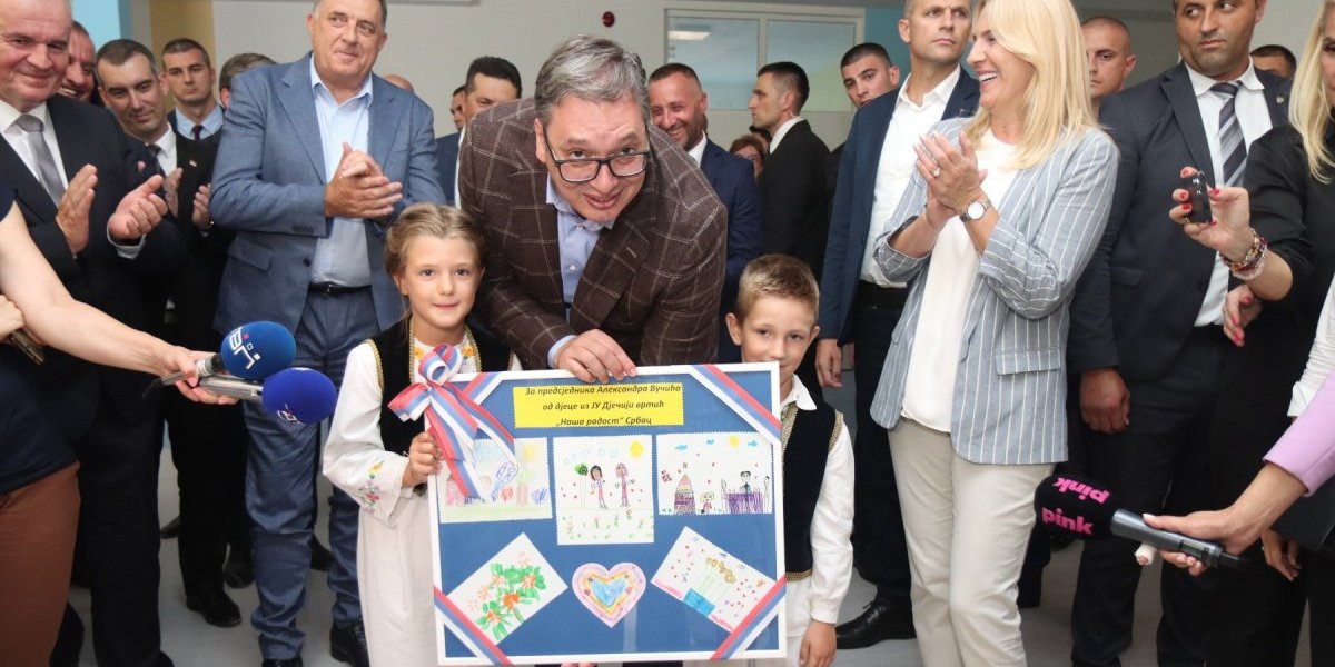 Poklon za Vučića od dece iz Srpca: Predsednik Srbije dobio uramljene radove (FOTO)
