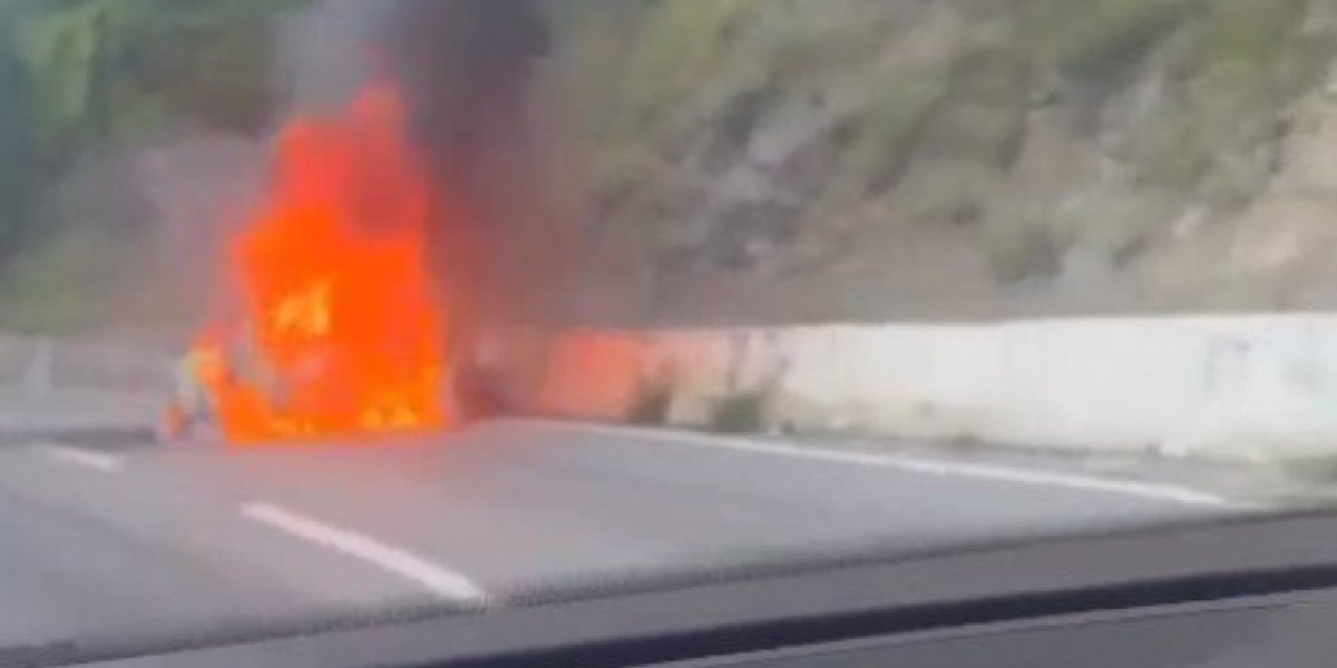 Automobil u plamenu: Vozilo u potpunosti izgorelo u blizini Novog Pazara (VIDEO)