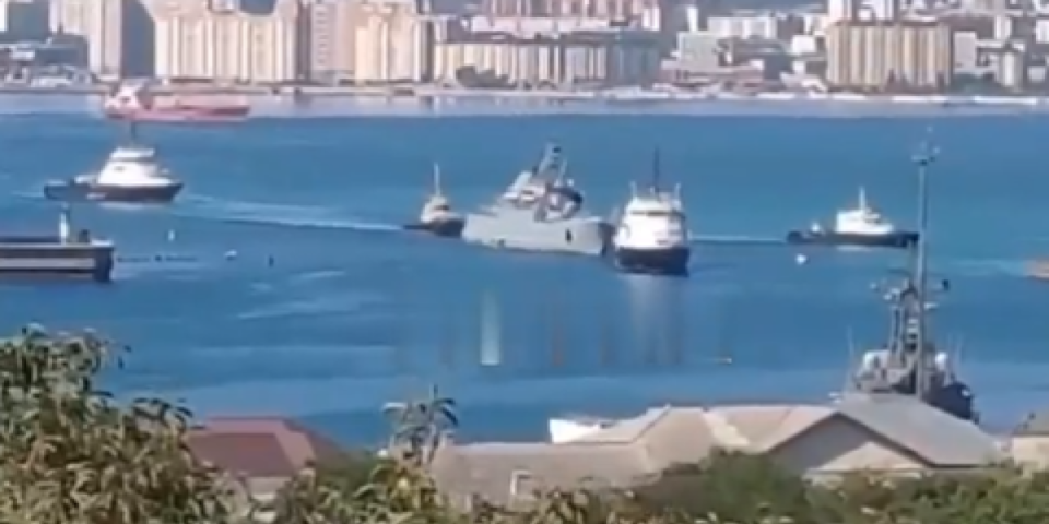 Moskva neće oprostiti ovaj prizor u Crnom moru! Rusi odvlače pogođeni brod! (VIDEO)