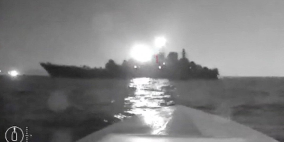 Snimljen trenutak kada se ukrajinski dron zabija u ruski brod?! "Napunili smo ga..." (VIDEO)