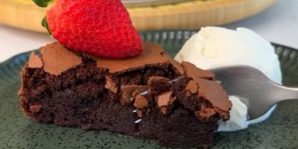Rapsodija ukusa! Čokoladni kolač od samo par sastojaka će vas oduševiti (VIDEO)