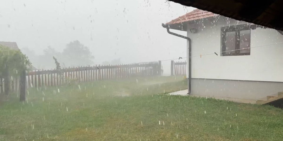Kao da nam je tajfun prošao kroz dvorište! Jako nevreme pogodilo Gornji Milanovac, velika šteta na poljoprivrednim usevima (FOTO, VIDEO)