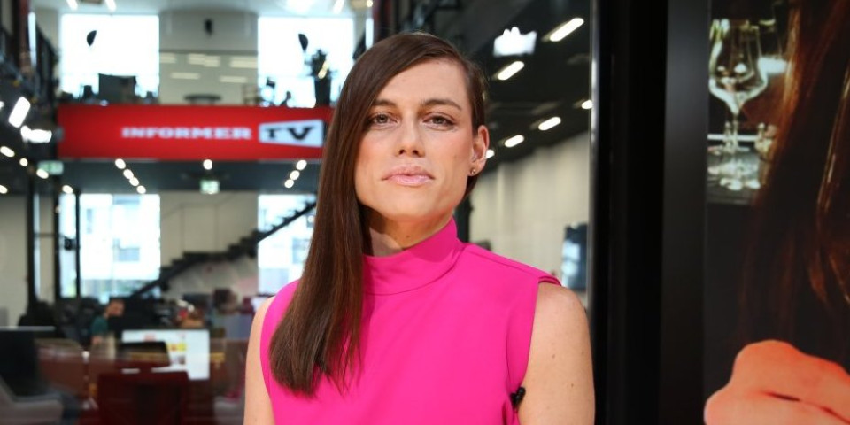 Pevačica iz "Zvezda Granda" bila je muškarac -Atraktivna brineta nekada je ovako izgledala (FOTO)