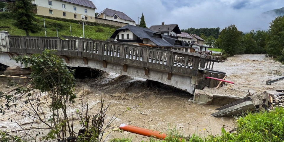 (FOTO/VIDEO) Slovenija od NATO i EU traži bagere, montažne mostove i 200 vojnika, ne može da se izbori sa potopom!