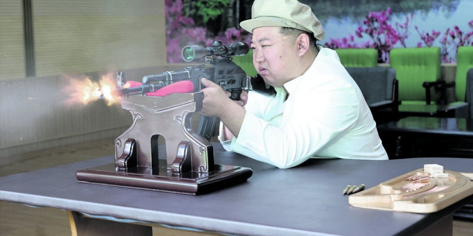 (FOTO/VIDEO) Kim Džong Un lično testira oružje, naredio proizvodnju više raketa, VBR lansera, artiljerije...