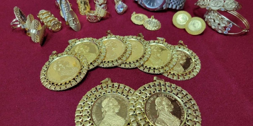 (FOTO) Oko glave i pojasa krila zlato vredno oko dva miliona dinara:  Osujećeno krijumčarenje nakita na aerodromu u Nišu