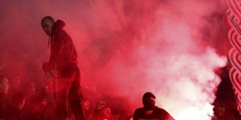 Totalni haos u Grčkoj! Huligani raketom pogodili policajca