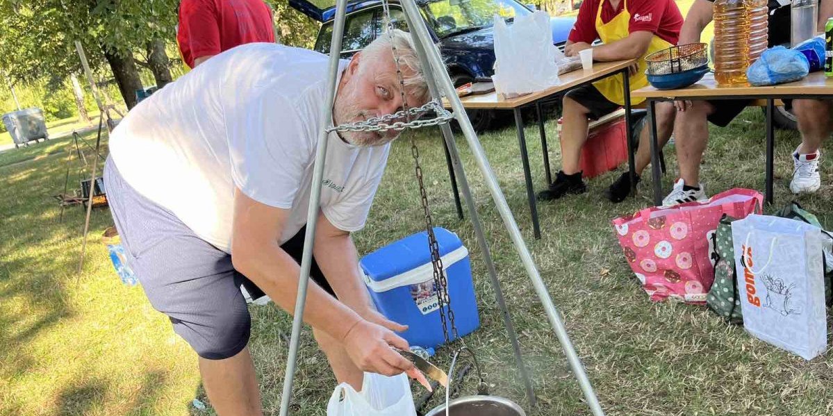 (VIDEO) Da li biste probali! Šta sve ima u ovom kotliću