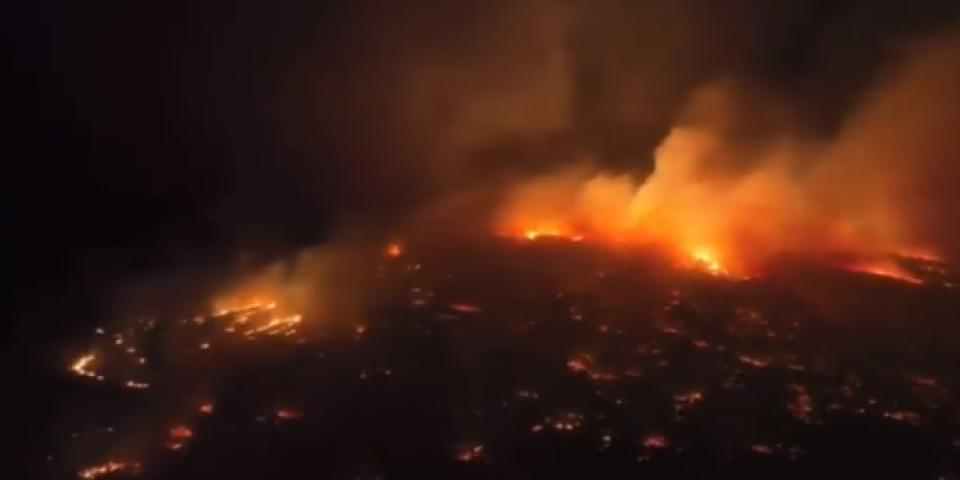 Apokaliptične scene na Havajima! Ogromni požari gutaju celo ostrvo: Ljudi u panici skaču u more - Ovo je bez presedana (VIDEO)