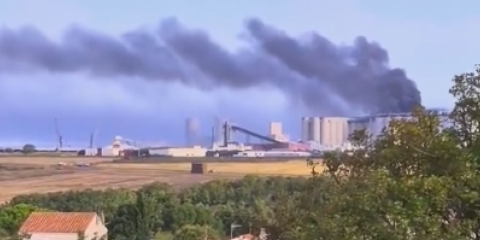 (VIDEO) Strašan požar u Francuskoj! Gore silosi za žito u luci, naređena evakuacija!
