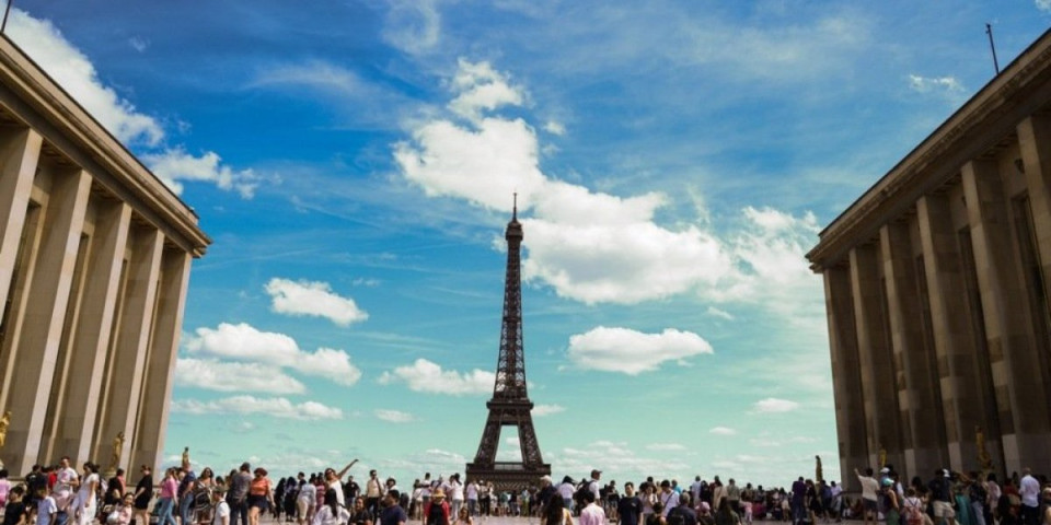 Kraj drame u Parizu: Ajfelov toranj bezbedan, posetioci ponovo mogu na kulu!