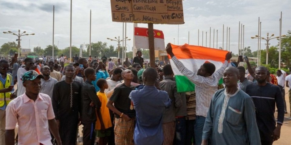 Proterani francuski ambasador odbija da napusti Niger
