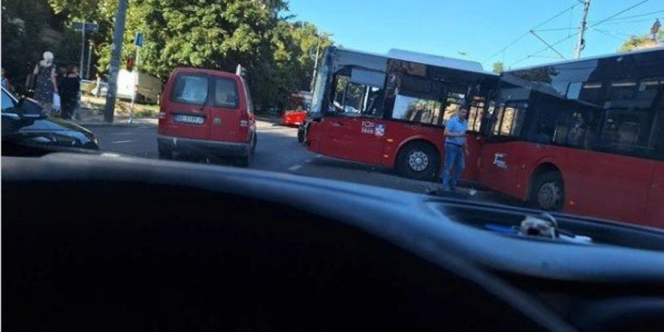 Sudar autobusa u centru Beograda! Raskrsnica potpuno blokirana, čuje se sirena Hitne pomoći (FOTO)