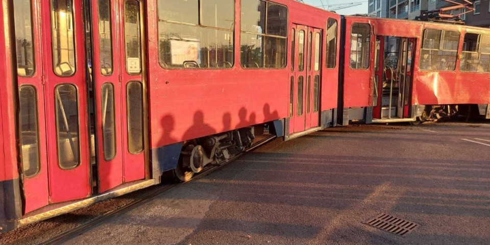 Sudar tramvaja na Novom Beogradu! Nesreća na okretnici, vozač prevezen u bolnicu