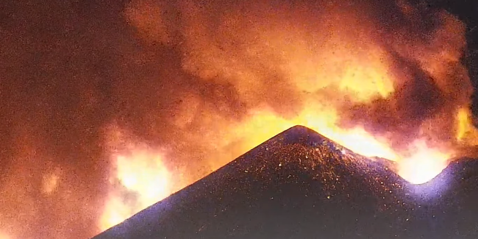 (VIDEO) Drama u Italiji, snažna erupcija vulkana! Etna izbacuje lavu i pepeo, zatvoren aerodrom na Siciliji!