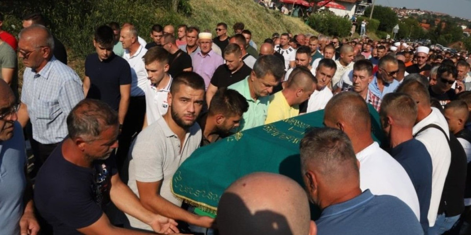 Potresne scene na sahrani Nizame Hećimović! Članovi porodice na čelu tužne kolone (FOTO/VIDEO)