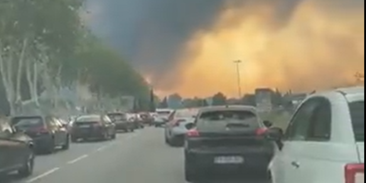Veliki požar na jugu Francuske, vatrogasci se bore sa vatrenom stihijom: Ljudi panično beže, evakuisani kampovi (VIDEO)