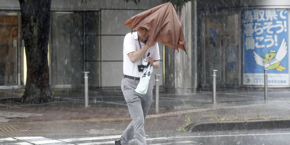 Snažan tajfun stigao do obala Japana, naređena evakuacija 240.000 ljudi!