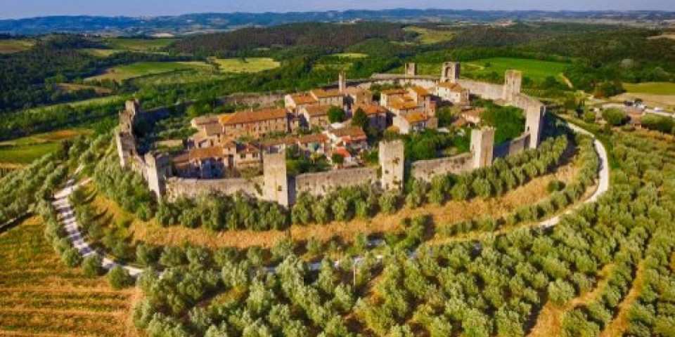 Šarmantan srednjevekovni gradić u severnoj Italiji ima uvrđenje sa 20 kula i prava je turistička atrakcija (VIDEO)