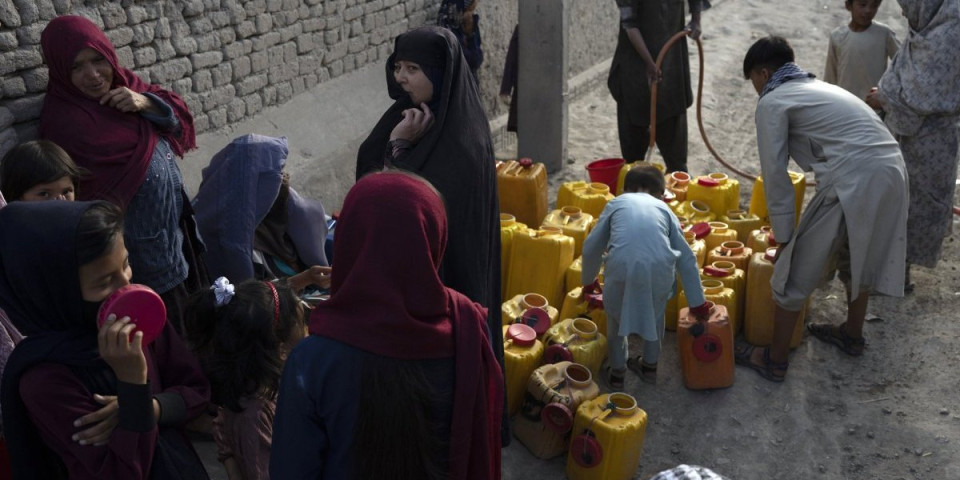 Izneverili svoje poslušnike: Britanska vlada uskratila pomoć avganistanskim porodicima!