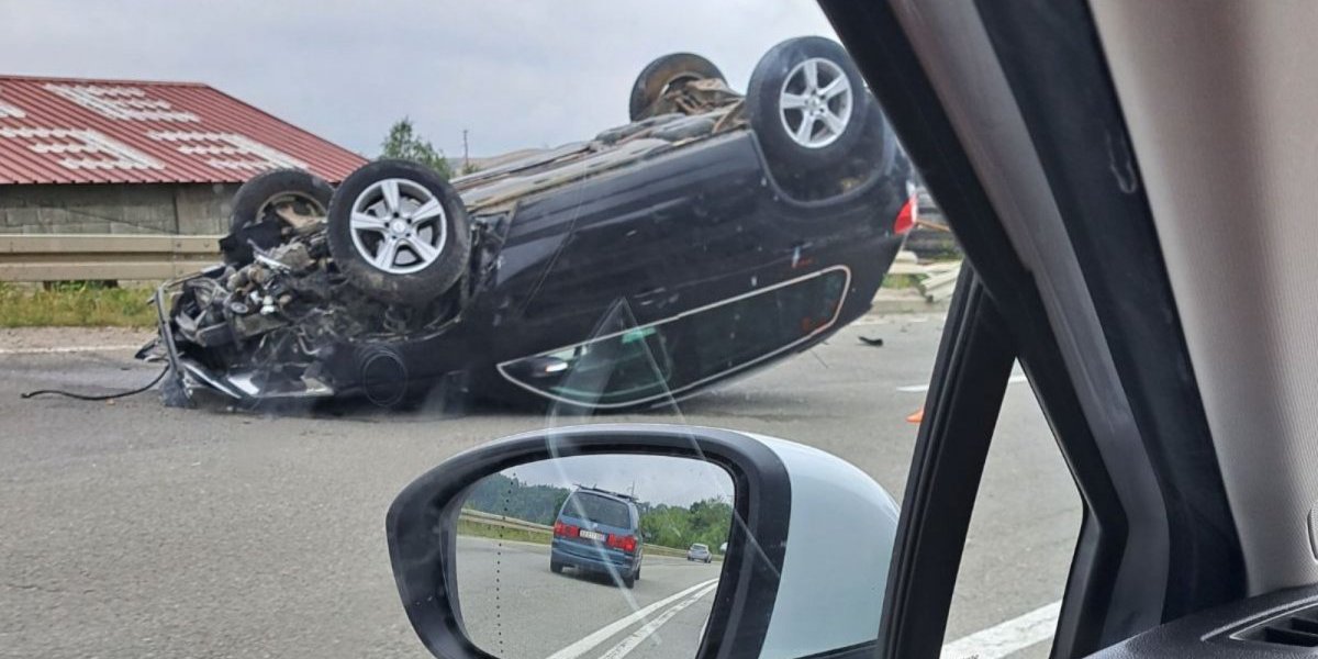 Brže od života! Automobil završio na krovu u udesu kod Čajetine