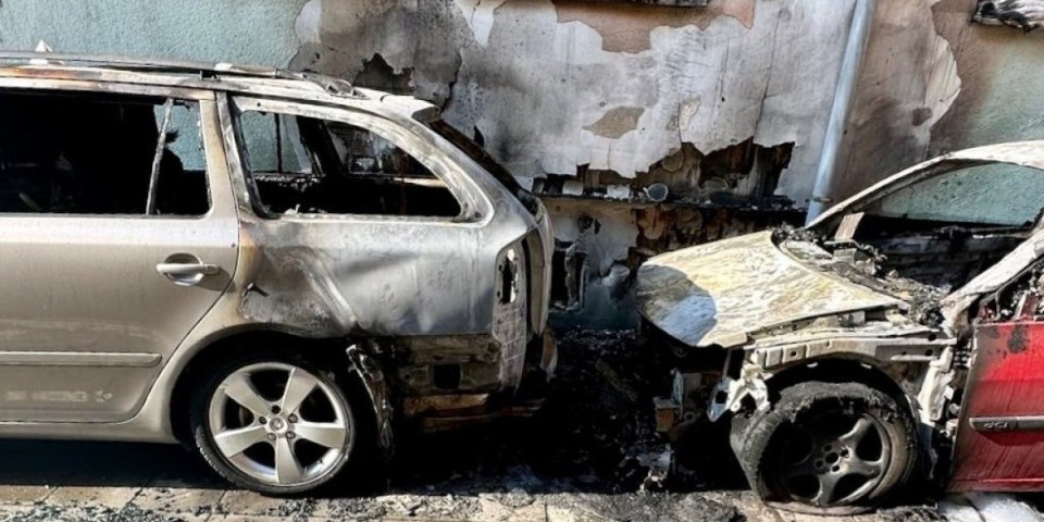 Drama u Novom Pazaru! Dva automobila potpuno izgorela, vatrena stihija zahvatila prizemlje zgrade!