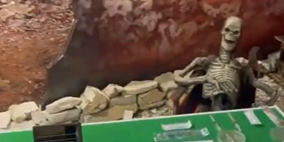 Ljudski skelet na izložbi zapadnog zaplenjenog oružja! Bizarna provokacija Rusa (VIDEO)